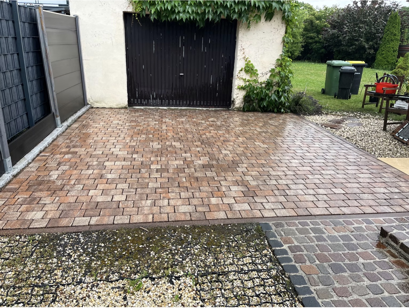 Sauber gereinigter Pflasterhof mit gepflegtem Garten